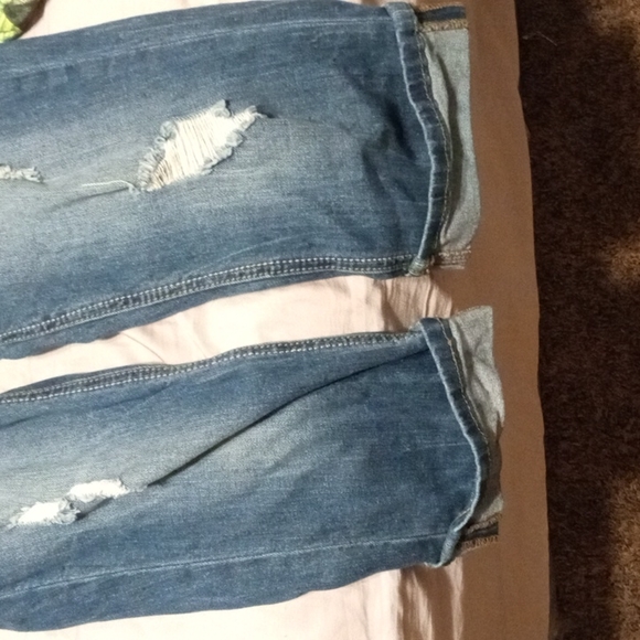 Size 13,No boundaries,distressed, whisker wash, dark blue denim capris - Picture 2 of 4